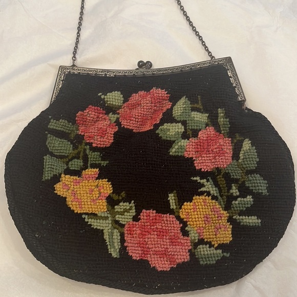 Antique embroidered small flower pattern purse with chain - Picture 3 of 9